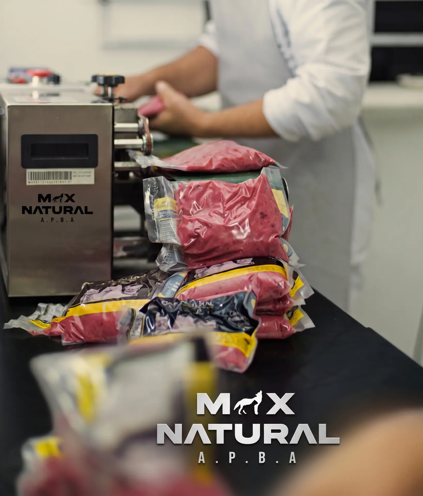 Proceso de porcionado y sellado al vacío en fábrica Max Natural